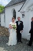 Brudeparret foran kirken.